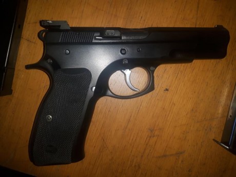 Vendo mi Pistola cz 75b de 9mm con 2 cargadores de capacidad de 15 cartuchos, mas el kit kadet 2 calibre 12