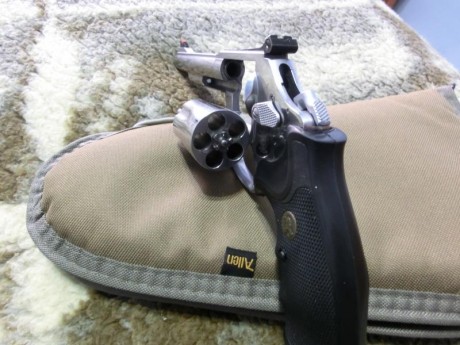:clint:  CIMG0766.JPG Saludos compañeros del foro
Vendo este revolver SW por no usar y para acometer otro 02