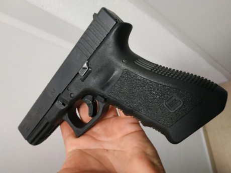 Hola. Vendo una Glock 17 3 g en perfecto estado. Maletín original y 2 cargadores. Único propietario y 02