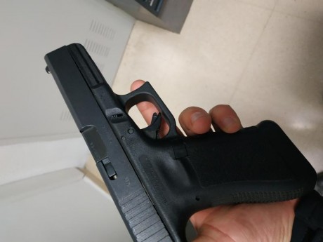 Hola. Vendo una Glock 17 3 g en perfecto estado. Maletín original y 2 cargadores. Único propietario y 00