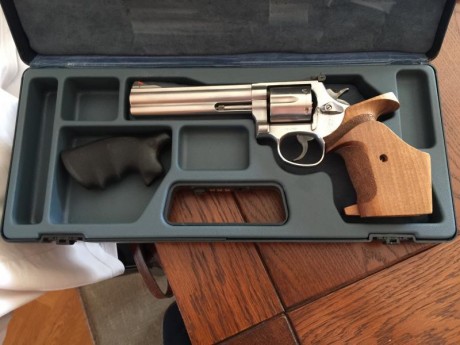 Por cese de actividad se vende hammerli sp 20 del 22lr con dos cachas de diestro , talla m y  talla L 02