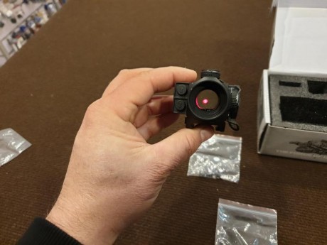 Vendo holográfico a estreno, es un Vortex Red Dot Sparc II, estado perfecto. 150 €. 01