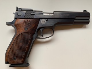 Vendo pistola S&W 952 9mm
1000€ Vendida 01