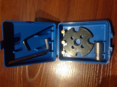 Vendo la conversión para la máquina de recarga Dillon 550, del calibre 6'5 x 55. Se entrega en su caja 01