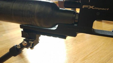 Pues eso un riel adelantado para poder colocar el bipode mas adelantado y ganar mas" palanca "
Es 01