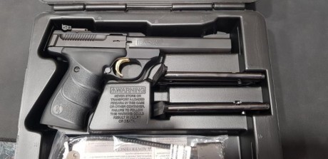 Un compañero me ha comprado una pistola y necesita vender esta , la ha pegado 20 tiros,  está impecable 01