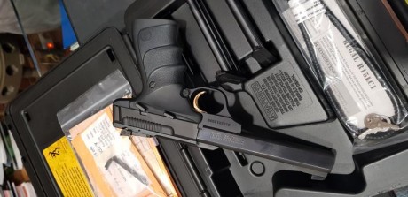 Un compañero me ha comprado una pistola y necesita vender esta , la ha pegado 20 tiros,  está impecable 00