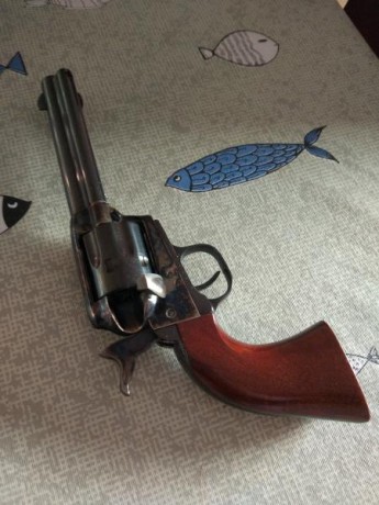 Buenas,

Pongo a la venta este revolver réplica Uberti en calibre 22.
Es de un amigo mio pero lo tengo 00
