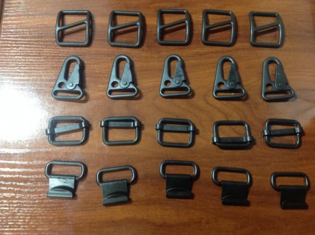 Dispongo de cinco juegos de herrajes para correas de armas largas. Cada juego de herrajes está compuesto 00