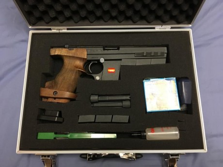 Vendo Hammerli 280 del calibre 22 en muy buen estado. Muy poco uso, sin grietas ni golpes. Cacha mediana. 01