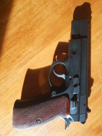 Buenos días a todos.
Vendo una CZ-75B en perfectas condiciones.
El arma es de mi padre, y la vende por 12