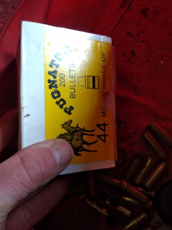 Buenas se pone a la venta material de recarga calibre 44 , las vainas tienen 3 recargas , portes a cargo 10