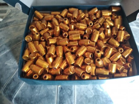 Buenas se pone a la venta material de recarga calibre 44 , las vainas tienen 3 recargas , portes a cargo 21