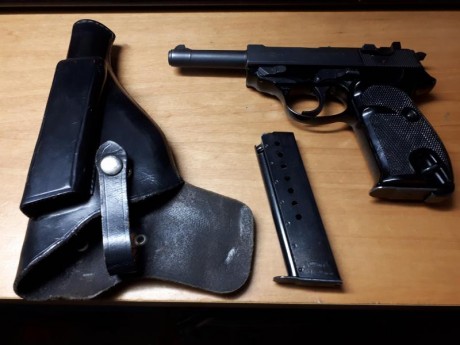 Buenas tardes:

Pongo a la venta Walther P38, modelo con corredera de aluminio.

Además de el arma ,que 00
