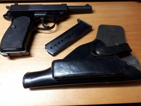 Buenas tardes:

Pongo a la venta Walther P38, modelo con corredera de aluminio.

Además de el arma ,que 11