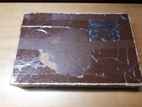 Buenas tardes:

Pongo a la venta Walther P38, modelo con corredera de aluminio.

Además de el arma ,que 10