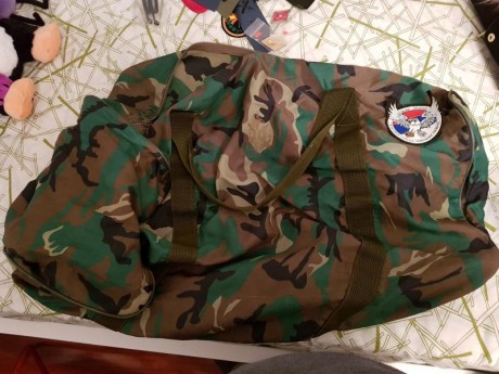 Compro material antiguo como mimetas, chupìtas, trajes de salto, boinas, ponchos, emblemas y todo lo relacionado 82