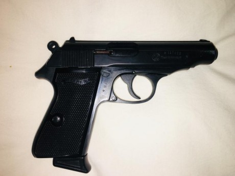 Vendo pistola detonadora Walther PP calibre 9mm P.A.K. Armazón negro pavonado. Muy bien conservada, original 12