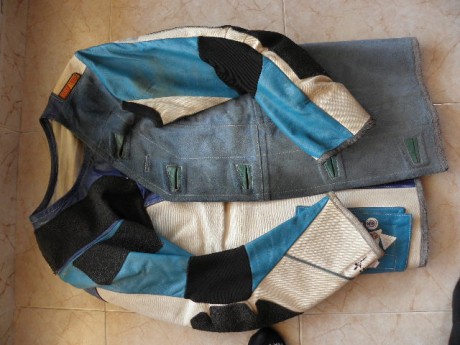 En venta chaqueta Kurt Thune.  Usada, pero en buen estado.  Talla 52
      Precio   :   90  euros con 00