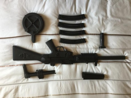 Hola, en venta esta carabina MP5 cal. 22, de la marca GSG, ademas cuatro cargadores, tres de 20 cartuchos 02