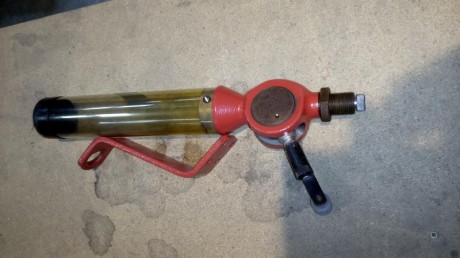 Vendo dosificador Hornady en buen estado, con soporte para mesa,
con su caja original, mejor ver las fotos, 01