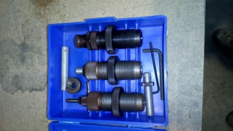 Vendo dos juegos de dies:
Uno marca Hornady del calibre 45LC con lo tres dies, el shell holder y se entregan
con 11