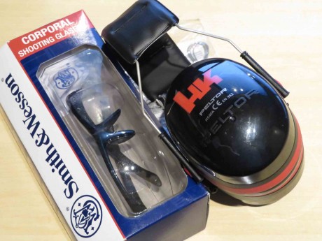 VENDIDO Cascos de protección auditiva Peltor con logo Heckler & Koch. Calidad y confort.
Se incluyen 01