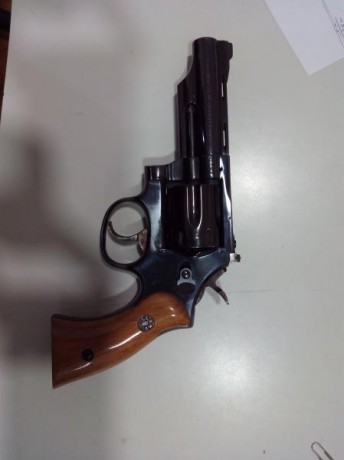 Buenas a todos , pongo a la venta un revolver Llama Comanche de 4 pulgadas calibre 22 lr , no habrá disparado 01