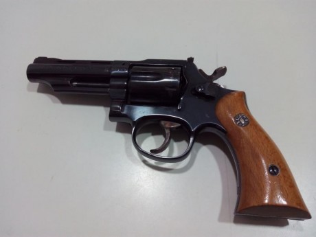 Buenas a todos , pongo a la venta un revolver Llama Comanche de 4 pulgadas calibre 22 lr , no habrá disparado 00