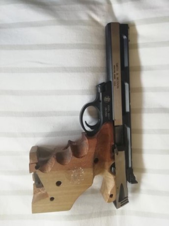 Vendo pistola de tiro olimpico con cachas anotomicas y todo el equipo que he ido acumulando, la pistola 01