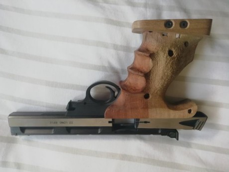 Vendo pistola de tiro olimpico con cachas anotomicas y todo el equipo que he ido acumulando, la pistola 00