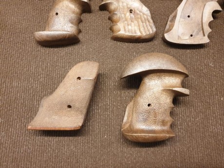 Vendo lote de cachas de pistola, desconozco modelo y origen, soy bastante ajustables a la mano, son 3 00