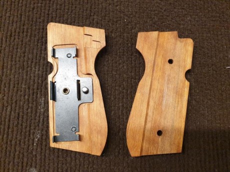 Vendo cachas de madera nuevas de pistola Beretta 92, 40 € más portes . :metra: 00