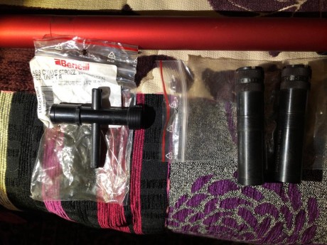 Un compañero vende esta escopeta ideal para recorridos de tiro IPSC sin haberla usado . La vende con funda 00