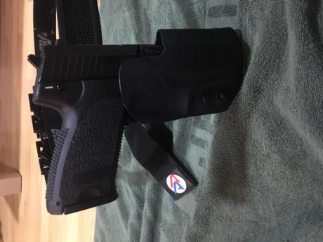 vendo H&K USP 9mm con cuatro cargadores 

incluye cinturón velcro de IPSC Double Alfa con 4 portacargadores 110