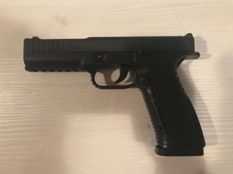 Buenas tardes un compañero vende pistola strike one con 4 cargadores, la misma se encuentra en la provincia 02