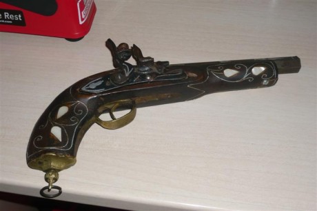buenas,tengo esta pistola quisiera saber si me podriais dar algun detalle de ella no tiene numeraciones 02