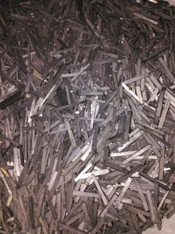 Se venden letras de imprenta a 4€ el kilo más portes. Un saludo. 00