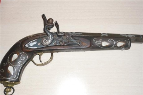 buenas,tengo esta pistola quisiera saber si me podriais dar algun detalle de ella no tiene numeraciones 00