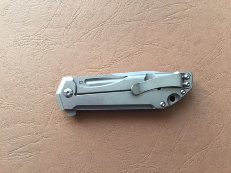 De mi colección vendo navaja Boker Lateralus.

Acero D2, cachas G10/acero inoxidable, seguro frame lock, 01