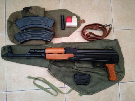 Hola, vendo un fusil AKM de la marca F.E.G en calibre 7,62x39mm. con la culata plegable, modificado a 00