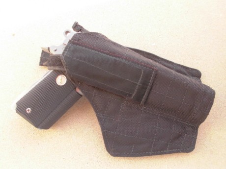 Hola a todos,
A la venta este lote formado por una funda Blackhawk para pistolas semiautomáticas tipo 02