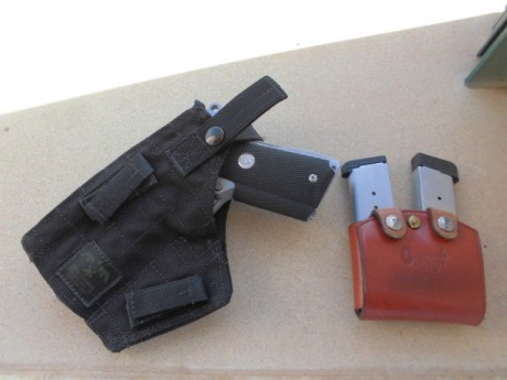 Hola a todos,
A la venta este lote formado por una funda Blackhawk para pistolas semiautomáticas tipo 01