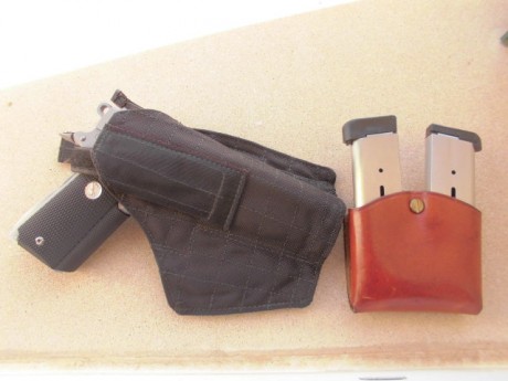 Hola a todos,
A la venta este lote formado por una funda Blackhawk para pistolas semiautomáticas tipo 00