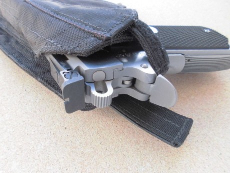 Hola a todos,
A la venta este lote formado por una funda Blackhawk para pistolas semiautomáticas tipo 12