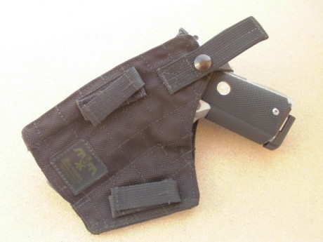 Hola a todos,
A la venta este lote formado por una funda Blackhawk para pistolas semiautomáticas tipo 11