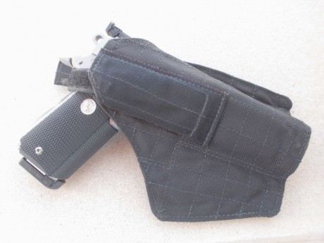 Hola a todos,
A la venta este lote formado por una funda Blackhawk para pistolas semiautomáticas tipo 10