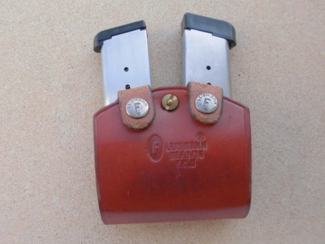 Hola a todos,
A la venta este lote formado por una funda Blackhawk para pistolas semiautomáticas tipo 22