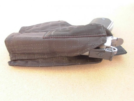 Hola a todos,
A la venta este lote formado por una funda Blackhawk para pistolas semiautomáticas tipo 21