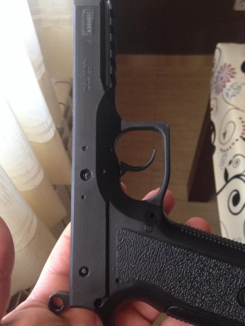 Hola, vendo CZ 75 SP01 phantom calibre 9Pb, con 2cargadores originales CZ de 18 cartuchos cada uno y 2 112